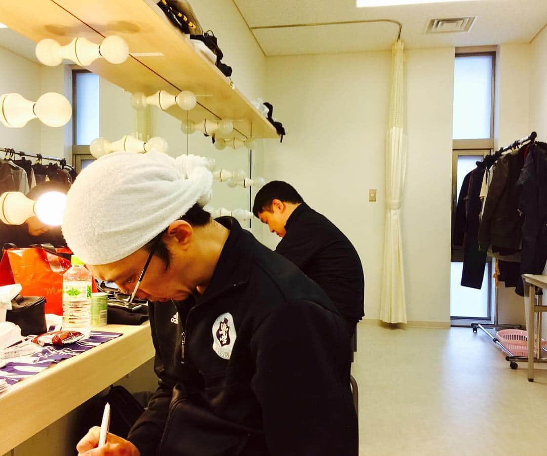 辻本耕志さんのインスタグラム写真 - (辻本耕志Instagram)「カジャラ、豊橋公演初日。すでに劇場で戦っております。楽しも。 #カジャラ #KAJALLA #裸の王様 #豊橋」4月1日 16時38分 - tsujimotokouji