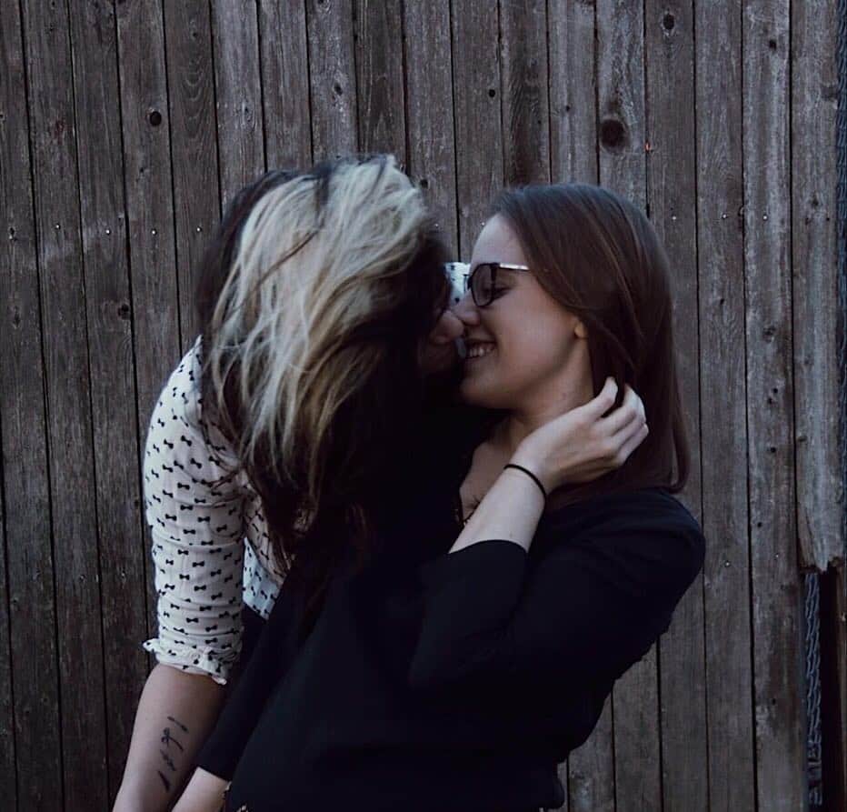 CoLoRのインスタグラム：「Nice moment :):) In the love 愛のある瞬間 ❤️🖤❤️🖤❤️🖤❤️🖤❤️🖤 愛が溢れる。#❤️ Thx photo by @voyaghers #colorlgbt  #diversity #kiss  #gaycouple #ゲイカップル #カップル #レズカップル  #gay #lesbian #bisexual  #pansexual #Amazing #Beautiful  #LoveIsLove  #Pride  #LGBT  #ItsOk #ComeOut  #SorryNotSorry #ゲイ #バイ #レズビアン」