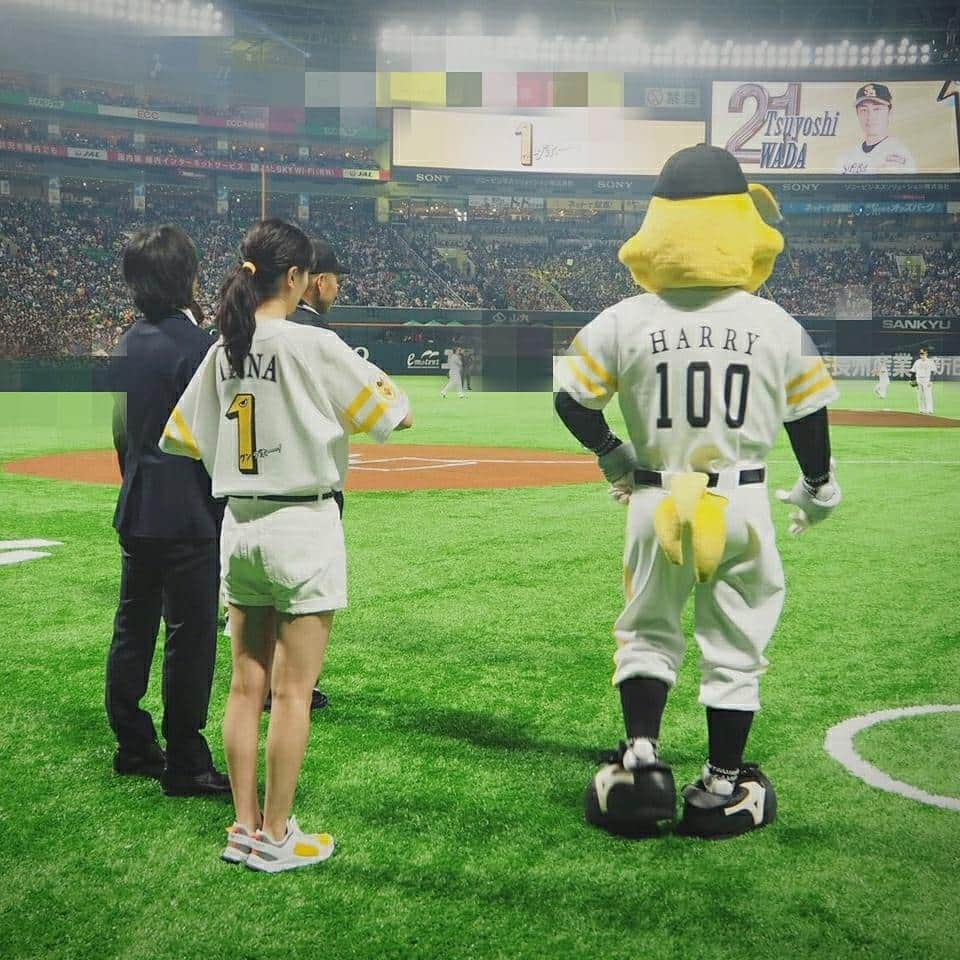 石橋杏奈さんのインスタグラム写真 - (石橋杏奈Instagram)「ワンダホー!! ∇ プロ野球開幕しましたね!! 待ちに待った球春❤そして昨日ついに念願叶って地元球団、福岡ソフトバンクホークスの開幕戦の始球式を務めさせて頂きました😍😍😍もう大興奮!! 兄と弟が野球をやっていた影響で小さい頃から数えきれないほどドームには行っていて...小学生の頃には選手の出待ちまでしてました😂😂まさか自分がその場所で投げれるなんて思ってもいなかったので感激です😆目標にしていたノーバン投球ができたのでホッとしました😌開幕戦白星スタートで本当に本当に忘れられない大切な１日になりました😆😆!! そして今日も親友と観戦したんですけど......今日も勝ちましたね!! 幸せです✨😂 今年も全力でソフトバンクホークス、応援します✨✨✨ △ #ホークス開幕 #地元球団 #今年のスローガンはワンダホー! #忘れられない１日 #野球をみる喜びは生きる喜び笑 #今日も大好き外野で観戦 #ワンダホー #石橋杏奈」4月1日 19時59分 - annaisbs_92