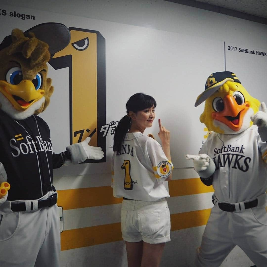 石橋杏奈さんのインスタグラム写真 - (石橋杏奈Instagram)「ワンダホー!! ∇ プロ野球開幕しましたね!! 待ちに待った球春❤そして昨日ついに念願叶って地元球団、福岡ソフトバンクホークスの開幕戦の始球式を務めさせて頂きました😍😍😍もう大興奮!! 兄と弟が野球をやっていた影響で小さい頃から数えきれないほどドームには行っていて...小学生の頃には選手の出待ちまでしてました😂😂まさか自分がその場所で投げれるなんて思ってもいなかったので感激です😆目標にしていたノーバン投球ができたのでホッとしました😌開幕戦白星スタートで本当に本当に忘れられない大切な１日になりました😆😆!! そして今日も親友と観戦したんですけど......今日も勝ちましたね!! 幸せです✨😂 今年も全力でソフトバンクホークス、応援します✨✨✨ △ #ホークス開幕 #地元球団 #今年のスローガンはワンダホー! #忘れられない１日 #野球をみる喜びは生きる喜び笑 #今日も大好き外野で観戦 #ワンダホー #石橋杏奈」4月1日 19時59分 - annaisbs_92