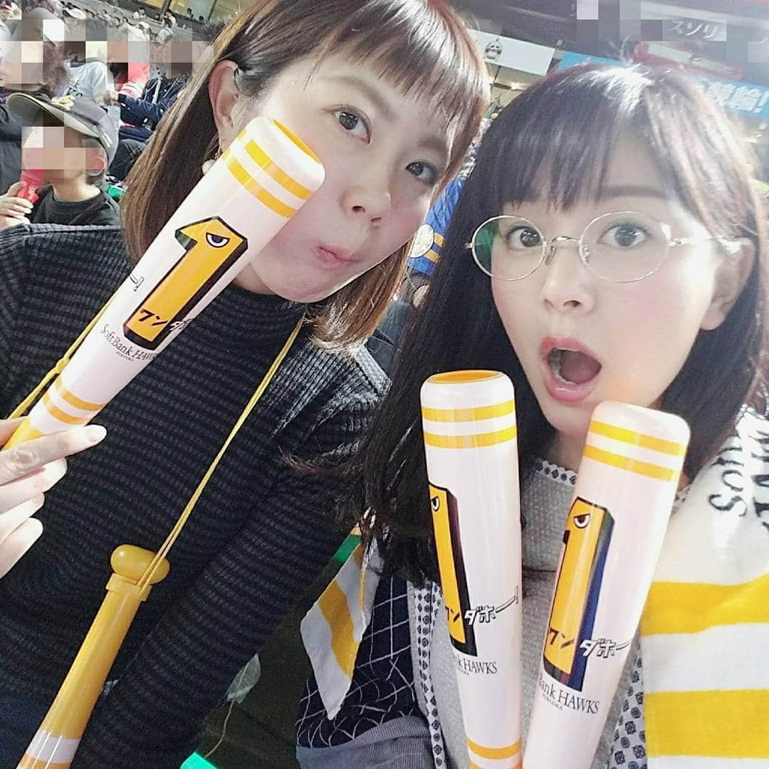 石橋杏奈さんのインスタグラム写真 - (石橋杏奈Instagram)「ワンダホー!! ∇ プロ野球開幕しましたね!! 待ちに待った球春❤そして昨日ついに念願叶って地元球団、福岡ソフトバンクホークスの開幕戦の始球式を務めさせて頂きました😍😍😍もう大興奮!! 兄と弟が野球をやっていた影響で小さい頃から数えきれないほどドームには行っていて...小学生の頃には選手の出待ちまでしてました😂😂まさか自分がその場所で投げれるなんて思ってもいなかったので感激です😆目標にしていたノーバン投球ができたのでホッとしました😌開幕戦白星スタートで本当に本当に忘れられない大切な１日になりました😆😆!! そして今日も親友と観戦したんですけど......今日も勝ちましたね!! 幸せです✨😂 今年も全力でソフトバンクホークス、応援します✨✨✨ △ #ホークス開幕 #地元球団 #今年のスローガンはワンダホー! #忘れられない１日 #野球をみる喜びは生きる喜び笑 #今日も大好き外野で観戦 #ワンダホー #石橋杏奈」4月1日 19時59分 - annaisbs_92