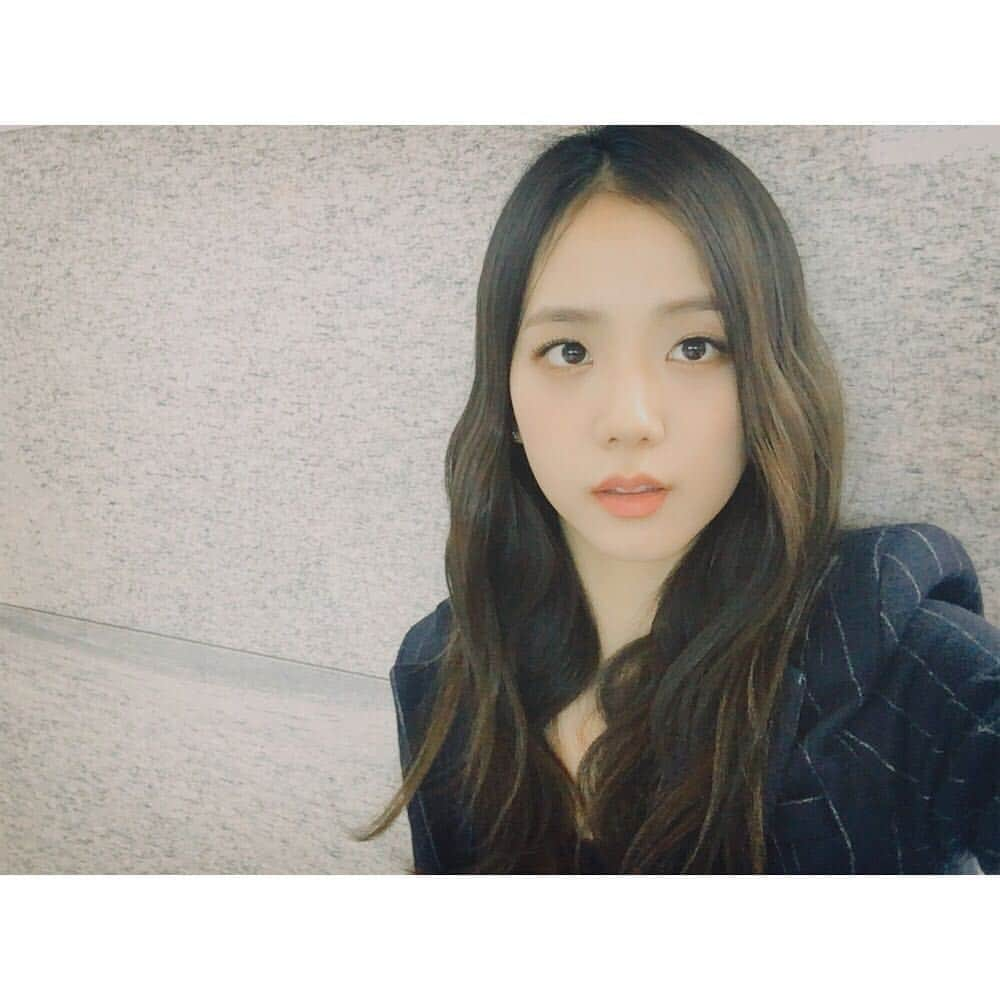 BLACKPINKさんのインスタグラム写真 - (BLACKPINKInstagram)「#BLACKPINK#JISOO#츄요일#오늘은어떤가요#일요일#인기가요  뇽안?? 이 사진은 블핑의 하루 찍는 중 찍은 셀카✌️💚 멍~ 🙃🙃🙃🙃🙃🙃 이따봐요 모두 츄요일은 인기가요💛」4月2日 7時11分 - blackpinkofficial