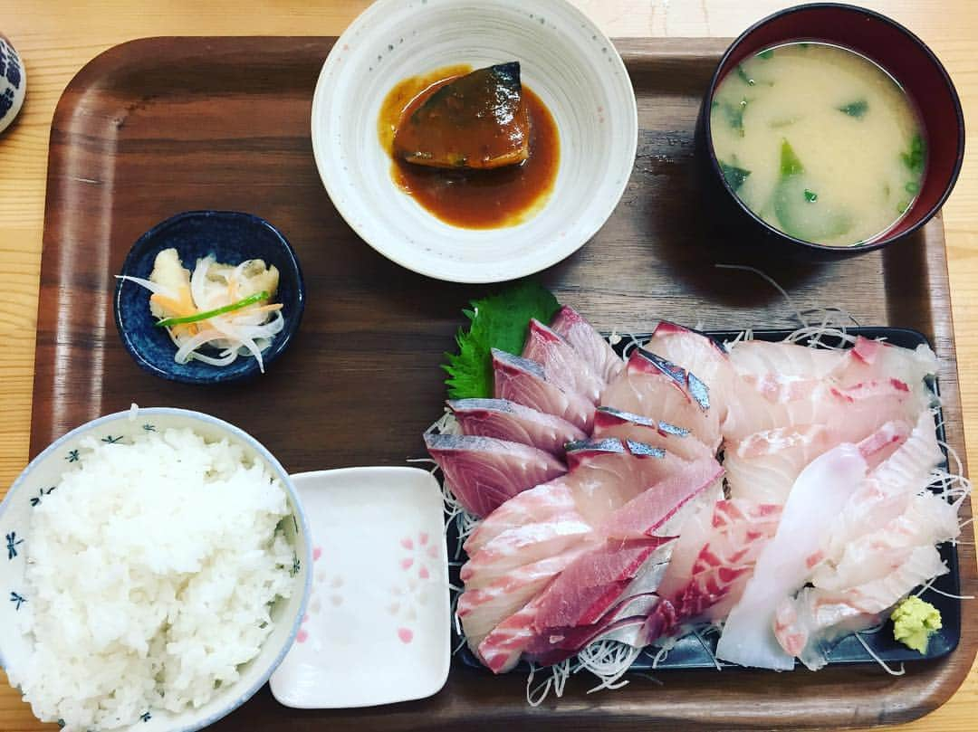 大地洋輔さんのインスタグラム写真 - (大地洋輔Instagram)「大分県佐伯市の刺身定食は 日本一ぃぃぃぃ！！！ #いかつい量 #全部新鮮 #プリップリ #ランチ #また食べたい #最高」4月1日 22時30分 - dienoji_ohchi