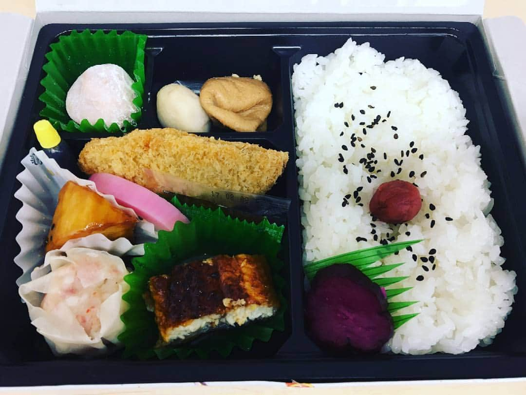 大久保桜子さんのインスタグラム写真 - (大久保桜子Instagram)「にんじん、卵焼き、ポテトサラダを 大学いもとお饅頭にトレード してもらったー笑 いい交渉だ☺️ あっオテツときず君にオセロ負けた」4月1日 22時22分 - sakurakookubo