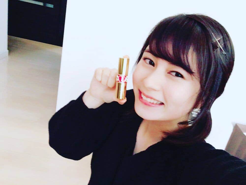 大久保桜子のインスタグラム：「大学の合格祝いに皆さんから 可愛いリップをいただきました ありがとうございます😂 すっごく嬉しい絶対に大切にします！ 名前も入ってる...💕 ニヤニヤ止まらないうへへへ お休みの間はもうお勉強の事は 忘れよーーーっと笑  ということで、今日も頑張ろう💪」