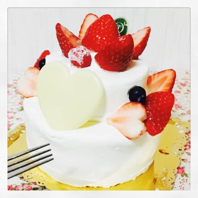桑門そらのインスタグラム：「せっかくだから誕生日ケーキ奮発！ TAKANOさんのpetitアニバーサリー♡ まるっとガブリします うへへへ  誕生日ラクガキは、このケーキを思い浮かべながら描きましたw  #happybirthdaytome  #TAKANO #誕生日ケーキ #petitアニバーサリー」