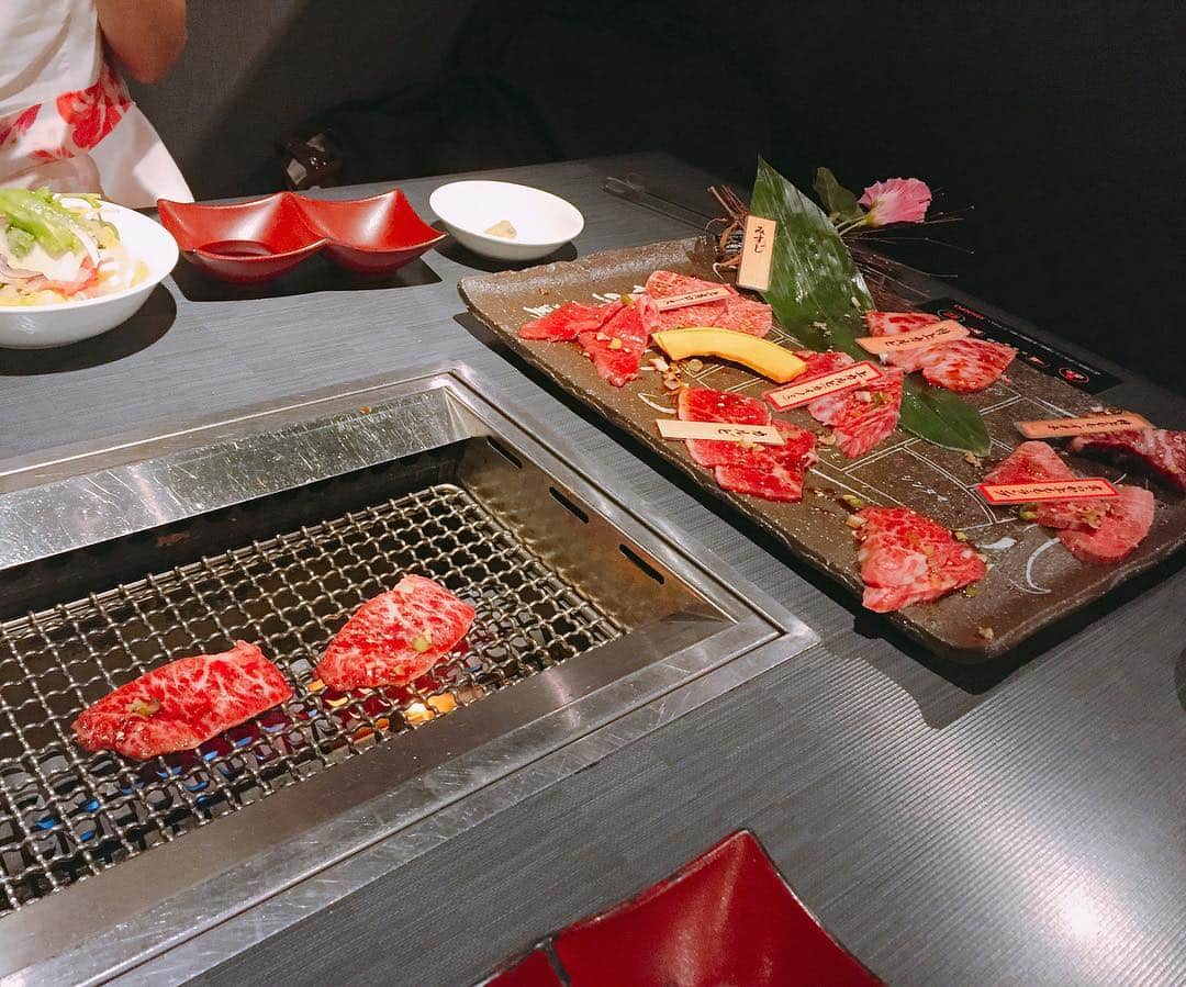 中路紫帆さんのインスタグラム写真 - (中路紫帆Instagram)「あー。焼肉食べたい🍖🍴💭 今晩とか腹三分目ぐらいしか食べた気になってない。((成長期かな？笑  お店の名前忘れたけどここの焼肉やば美味しいのよね、、😆💓 #焼肉 #韓国料理屋さん #去年の夏ぐらいの写真 #おかあさんといっしょ #腹三分目  毎日お腹いっぱいまで食べれる日を待ってる。」4月1日 23時13分 - shihon_cake.0415