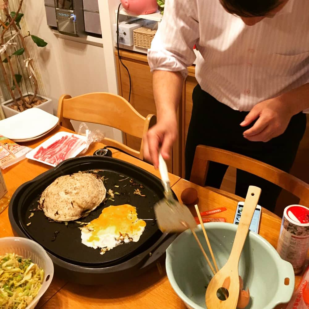 榮真樹のインスタグラム：「男の料理“お好み焼き”、初めて家で作ってみました♫ スマホ片手にレシピを見ながら…（笑） 妻も娘も「美味しい！」と言ってくれたので、ひと安心です^_^ #ビールを飲みながら #そば #うどんも #野菜多め #はまるかも」