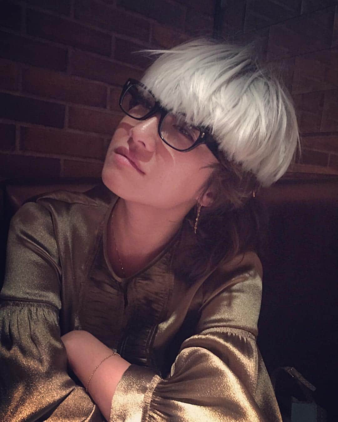 風間ゆみえのインスタグラム：「何をしているのか。  ウィッグを被って、くらくらするメガネをかけています。 コスプレです。 #ヒロって呼んで  ヒロさんにはなれていないけど、私は男顔だな、ぁ。 今日は大好きなバティの結婚式 ウィッグくらいかぶります。 可愛らしいふたりだったなぁ。 末長くお幸せに♡  #yumie_k_style」
