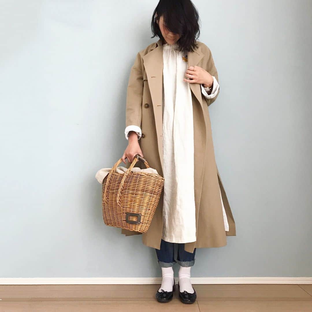 ayanoのインスタグラム：「2017.4.2＊ . 今日はひさしぶりに前髪を横わけにしてみましたよ☺︎ 最近ずっとセンターだったので新鮮♩ . 数日前からジロケン氏がアメリカ出張ちうなので ママンに遊びに来てもらいました❤︎ . 今日は朝から小江戸に♩ 予想以上に人が多くてびっくり！ 小江戸なめてました… おいしそうなものいろいろあったけど どこも行列すごくて断念… ランチはすんなり入れてよかった❤︎ . outer : #enford one-piece : #nestrobe pants : #uniqloplusj  shoes : #repetto  bag : #ebagos  brooch : #minaperhonen  watch : #danielwellington  www.danielwellington.com/jp 15％OFFコード : bamvet （有効期間は4月30日まで）」