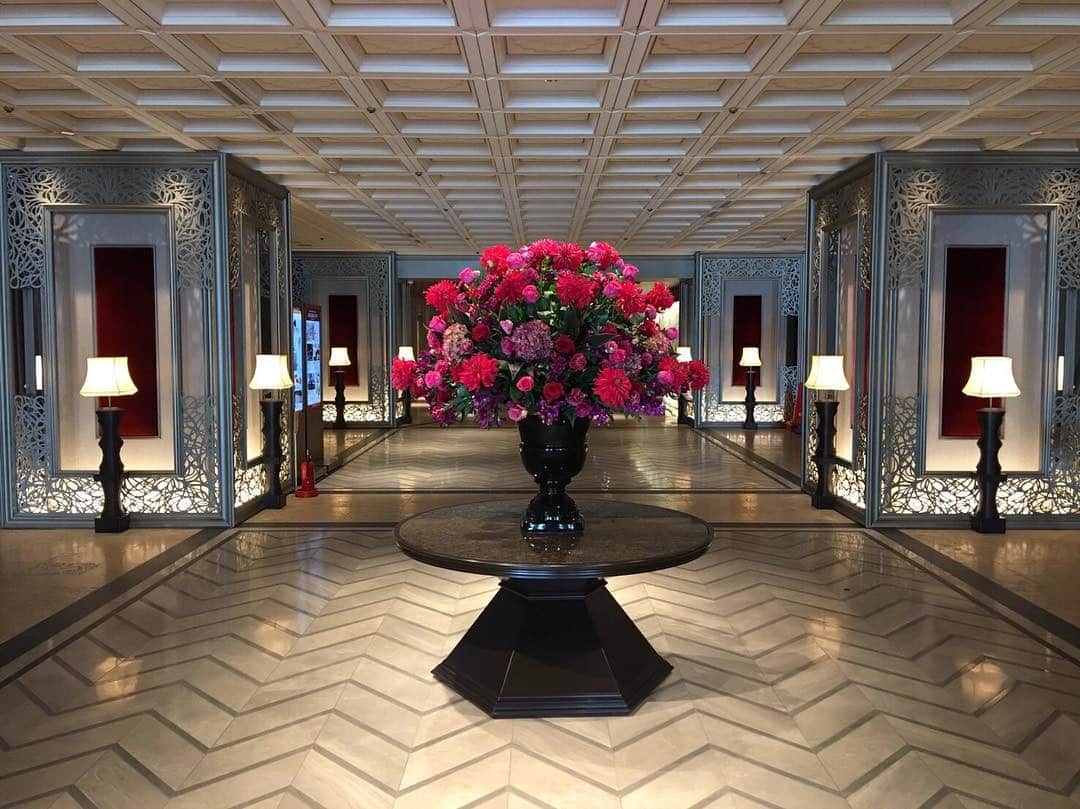 東京プリンスホテル / Tokyo Prince Hotelのインスタグラム：「開業以来多くのお客さまに親しんでいただいた#東京プリンスホテル は新たなステージへ。  #リニューアルオープン  #ロビー#プリンスホテル #tokyoprincehotel #princehotel #hotel #lobby」