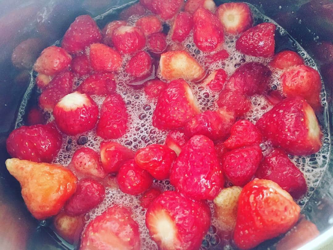 大久保桜子のインスタグラム：「苺食べたい食べたい食べたーい って言ってたら夢の中でイチゴ狩り をしている自分が出てきて 起きたらお父さん達が苺をたくさん 買ってきてくれてた🍓 今から小柄な苺達で苺ジャムを🍳」