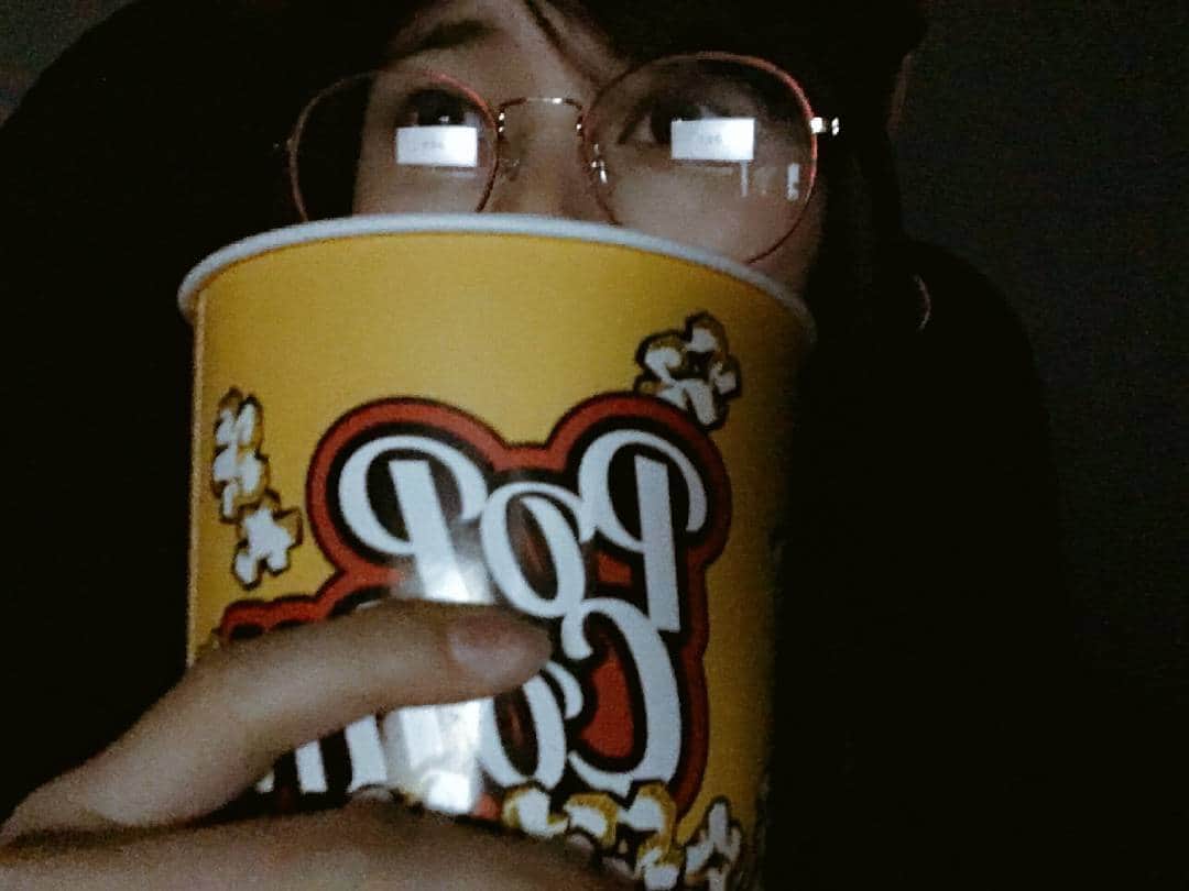 大久保桜子のインスタグラム：「映画館に来るとやっぱり私は 1人で居るのが好きなんだな〜 と感じます 今夜はラ・ラ・ランドを❤️ お写真はパッセンジャーの予告を 見て、うわぁ絶対面白いじゃん というお顔です パッセンジャーも美女と野獣も 早く観たいな〜〜」