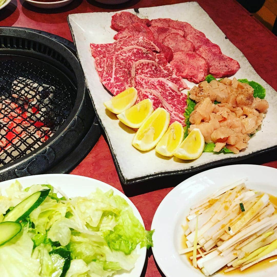 志摩有子さんのインスタグラム写真 - (志摩有子Instagram)「学生時代から通い始めて早30年。浅草本とさやへ。やっぱりお肉は赤身に限る。山盛りのサラダをふたつ注文。 #焼肉 #浅草 #とさやサラダ #タレが美味 #タン塩 #上ロースグイ #塩ミノ #炭火焼き」4月2日 21時15分 - ariko418
