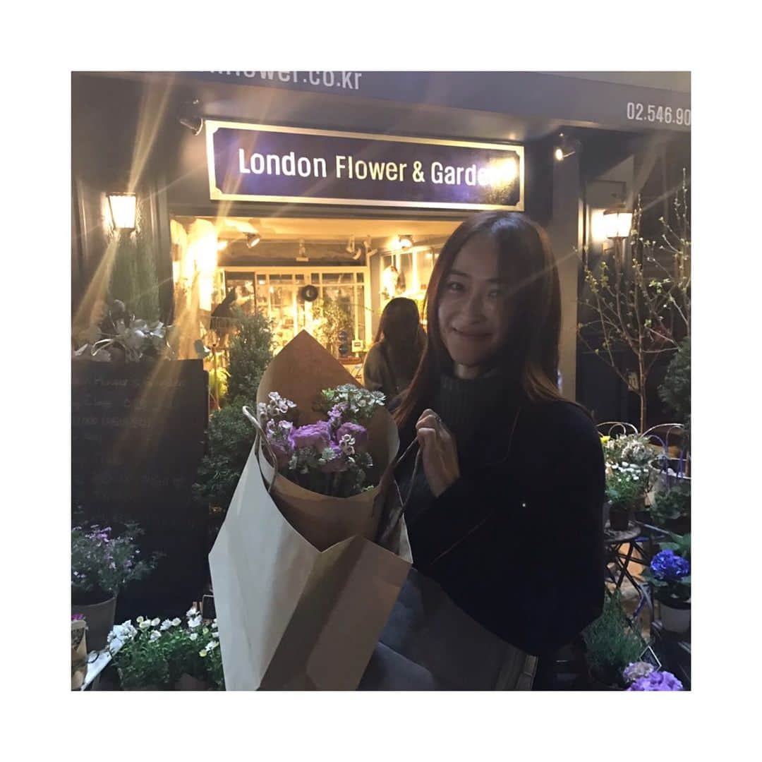 樋場早紀さんのインスタグラム写真 - (樋場早紀Instagram)「韓国で初めて花を買う💐 #絵的にはなんら変わりません笑 #韓国楽しかった #ありがとう #korea #flower #💐」4月2日 21時28分 - saki_toyoba