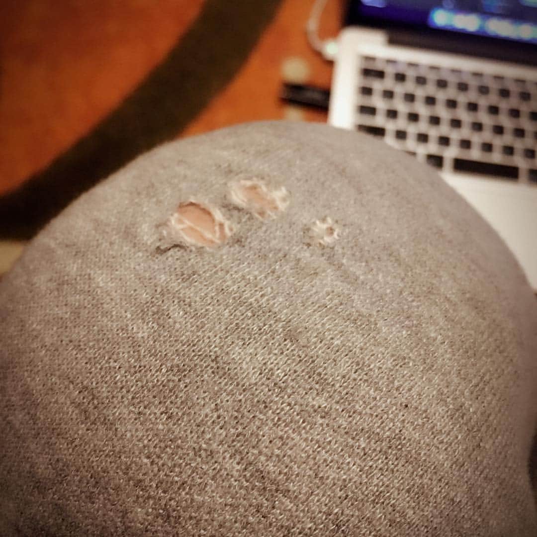 キヨのインスタグラム：「お気に入りのスウェットに穴が空いていきます。 みんなに良いこと教えますね。寝る前にまばたき10回してから大きく深呼吸すると寝つきが良くなるらしいですよ。嘘です。」