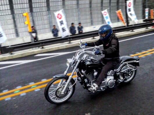 丸山穂高のインスタグラム：「松井知事、愛車ハーレーで新道開通式を疾走。個人的に今月一番の衝撃。こんな政治家他に見たことない。 #知事 #本人 #ハーレー #バイク野郎」