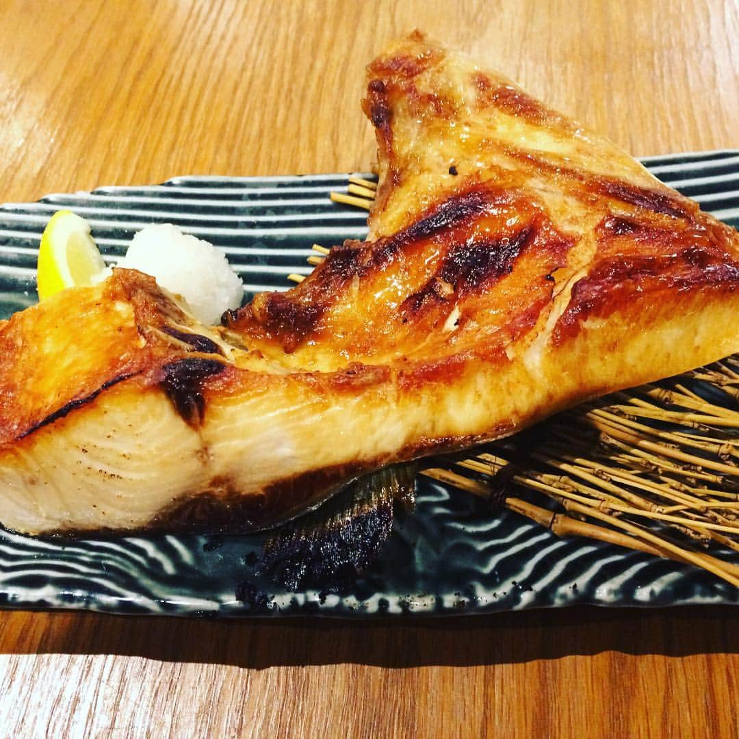 知床漁場明石桜町店のインスタグラム：「ドドォーーーン！！！ 外はこんがりカリカリ身はふっくら旨みたっぷり カンパチのかま焼き😍😍😍😍 身が分厚く脂も乗っててすごく美味しいです😈💕💕 当店オススメの一品！！ 1度食べてみてはいかがでしょうか☺️☺️☺️ #明石#知床#漁場#北海道#知床漁場#居酒屋#海鮮#駅チカ#🐟#牡蠣#カニ#焼き魚#オススメ#一品#ビール#ハイボール#飲み放題#安いし美味しい」