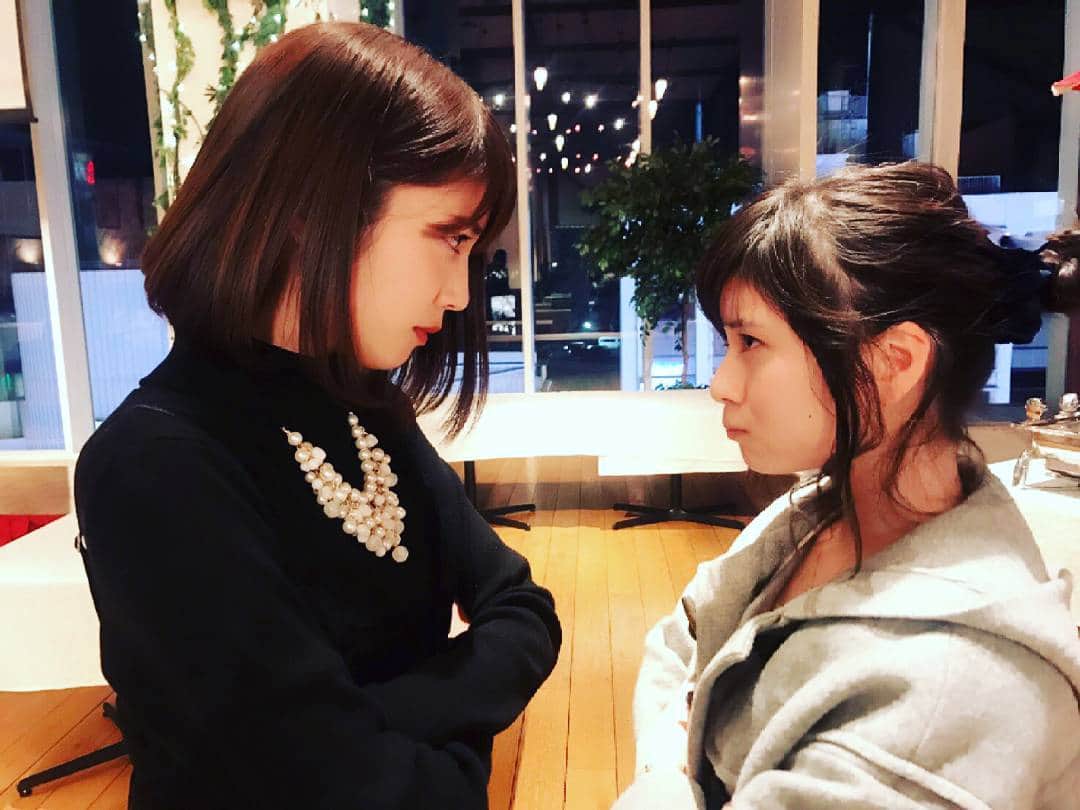 大久保桜子のインスタグラム：「むむむ。と見つめ合っていたら なんだか恥ずかしくなってきて 笑ってしまったというお写真 るかちゃんと🙈」