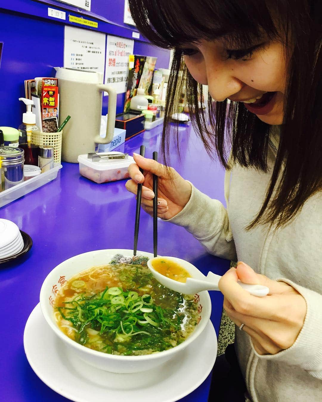 萩美香さんのインスタグラム写真 - (萩美香Instagram)「帰省したら、必ず食べるもののひとつ♪(´ε｀ ) #来来亭  #真夜中のラーメン」4月2日 23時02分 - mika_hagi927