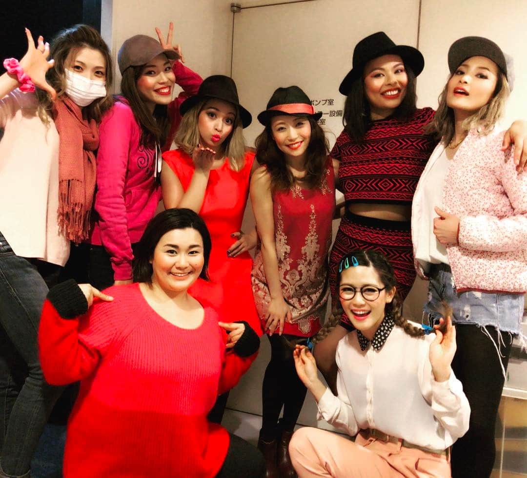 ダンドイ舞莉花のインスタグラム：「Happy Pinky Day でした！！お客様がピンクを身に付けてるのが舞台上から見えて嬉しかった〜！カーテンコールでは写真撮影OKで、めっちゃ盛り上がったね！ #キューティブロンド は明日が東京千秋楽。早すぎる〜！！ #legallyblonde #pink #happypinkyday #tokyo #musical #broadway #deltanu #girls #sorority #sisters #japan #cast」