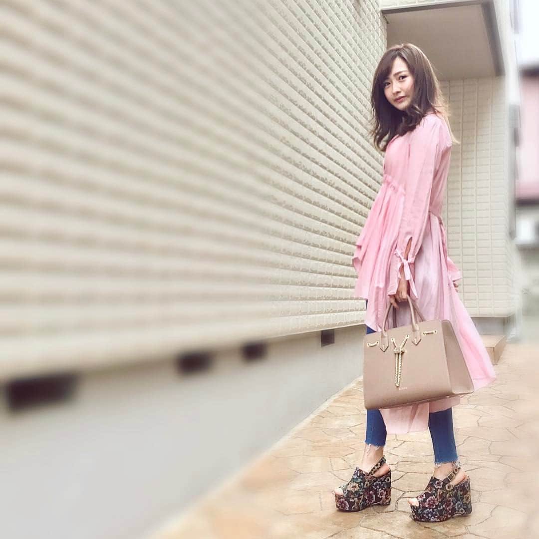 のインスタグラム：「🌸 ・ ・ #shirt .. #ZARA #bag .. #andchouette  #shoes .. #REDYAZEL  #ootd #fashion #springfashion #spring #japanesegirl #girl #japanesegirl #me #pink #samanthachouette #アンドシュエット」