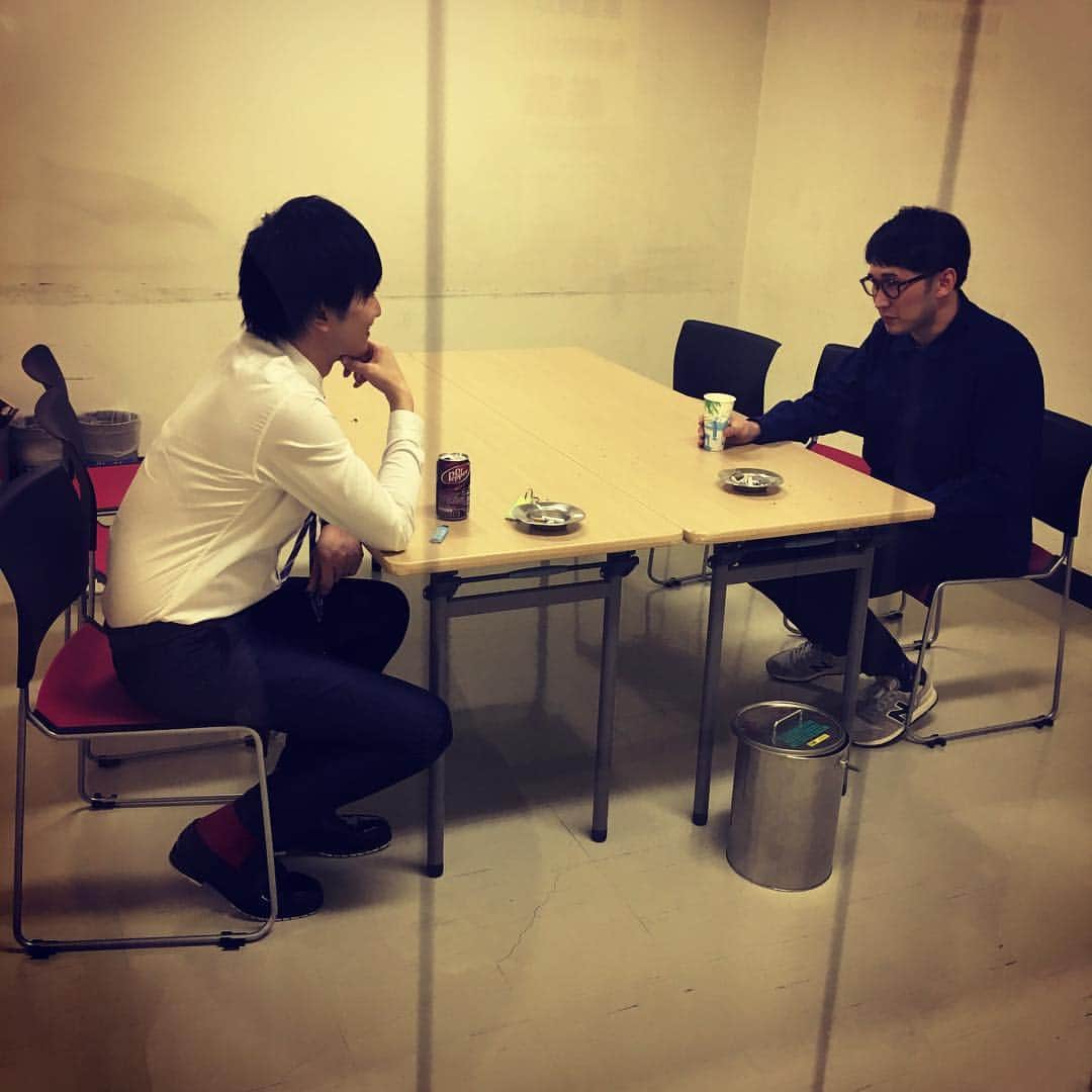 長田庄平のインスタグラム：「昨日仕事一緒だった人たち。 #喫煙室 #一緒にタバコ吸ってる #取り調べかよ #刑事と下着泥棒に疑われてるやつ #言っちゃいなよそしたらそんなに罪重くないから #いや僕ほんと違うんです #シソンヌじろう #相席スタート山添」