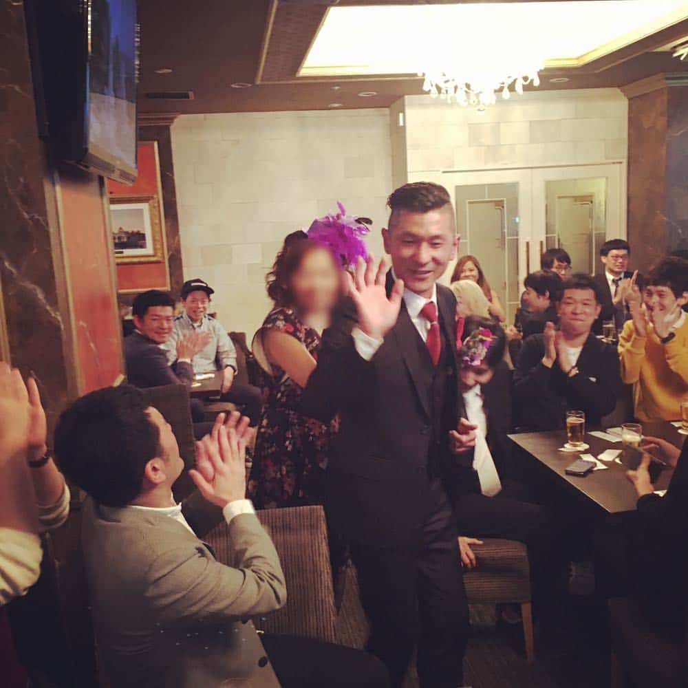 村田秀亮さんのインスタグラム写真 - (村田秀亮Instagram)「笑い飯哲夫さんの結婚式に行かせてもらいました。 芸人なってからほんまにお世話になったにいさん。 色んな事思い出して泣きそうになった…。 #笑い飯 #哲夫さん #酒飲みながらずっと大喜利してた #日が昇るまで仏教の話してた #家で花火のDVD4時間見せてきた #エロビデオにつっこむ練習させられた #部屋の棚にサングラス綺麗に並べてる #哲夫さんにぴったりの奥さん #ほんまにええ結婚式 #おめでとうございます！」4月3日 2時40分 - toromurata