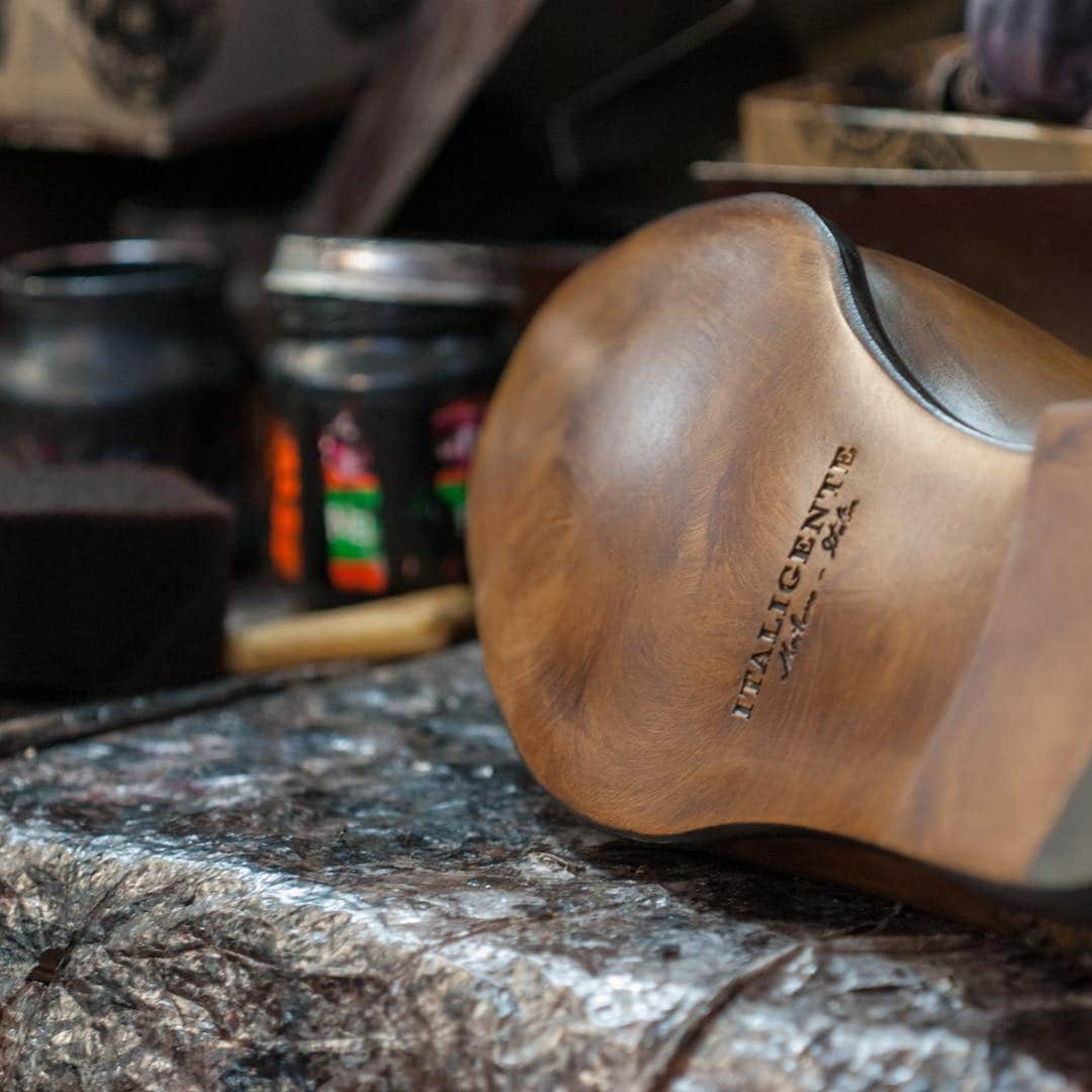イタリジェンテのインスタグラム：「True craftmanship  #italigente #mensshoes #classicshoes」