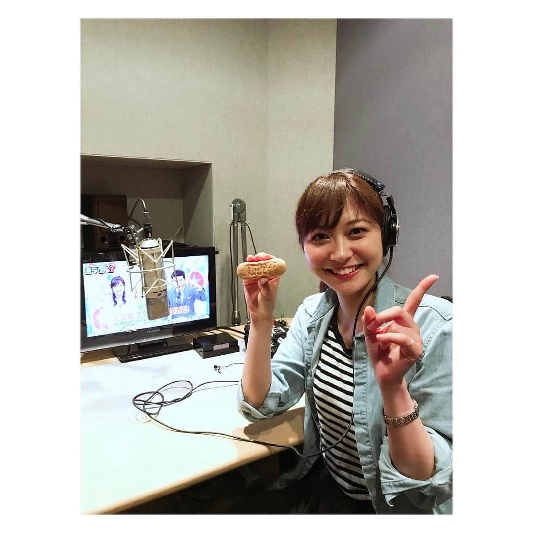 久冨慶子さんのインスタグラム写真 - (久冨慶子Instagram)「こんばんは☔️ 今日は朝から夜まで色んなナレーションの１日でした🙃🙂😗🙂🙃 最後のナレーション現場ではお土産のお菓子をいただきました🍬 嬉しいなぁ✨ いつも優しいスタッフさん、ありがとうございます🤗  #テレビ朝日 #くりぃむクイズミラクル9  #久冨慶子 #アナウンサー #ままどおる #☔️ 安心してください！ナレーションブースでは食べてません🙅 #記念撮影  明日は天気が荒れそうですね💦 気を付けてお出かけください！」4月17日 22時00分 - keiko0hisatomi
