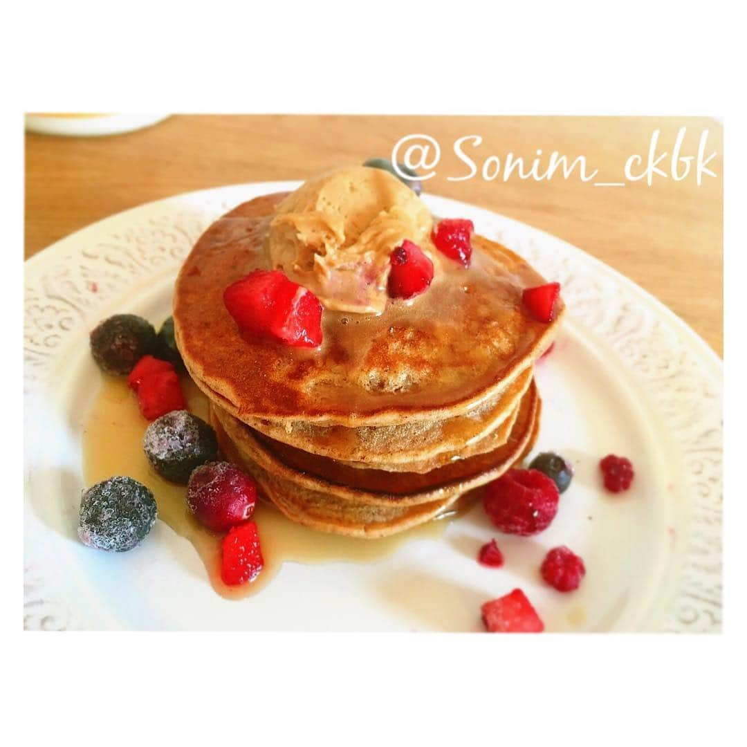 ソニン クッキングさんのインスタグラム写真 - (ソニン クッキングInstagram)「. #SonimBaking "Vegan&Gluten-free pancakes" for the brunch🍴😋coco whip on top! 💛Glutenfree flour(Mixed w Bean based and Rice based at this time.) 💙Baking powder ❤️Flaxseeds 💜Salt 💚Maple syrup 💛Plant based milk(i used soy) 💙Vanilla extract ❤️Apple sauce 💜Coconut milk(full fat from a can) 💚coconut sugar ❤️Favorite fruits たまーに朝パンケーキ食べたくなる時があって。また違うレシピで試したグルテンフリーパンケーキ。中々美味しかった！いつも纏めようとして忘れる。どなたか、自分のレシピメモ書きしやすいサイトとかアプリあったら教えて下さい。 #VeganGlutenFree#GlutenfreeVegan#Pancakes#VeganGlutenFreePancakes #GlutenfreeVeganPancakes#VeganFoodShare #グルテンフリーヴィーガン#グルテンフリーパンケーキ #ヴィーガンパンケーキ #🥞」4月18日 0時59分 - sonim_ckbk