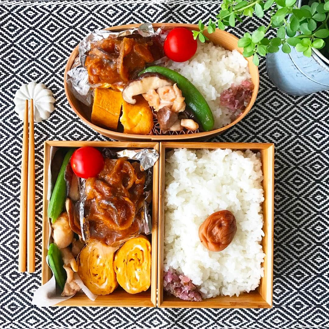 Shokoのインスタグラム：「今日の男子弁当でこんばんは * ☆煮込みハンバーグ ☆スナップエンドウと肉厚しいたけと鶏肉のオイスターソース炒め ☆卵焼き * *  最近始めた事  ゴスペル！♩♡ * 子供が生まれてから 家事 子育て 仕事に翻弄され なかなか自分の時間を作れませんでしたが * 最近 ようやく 隙間時間をゲット！ * 仕事から帰って 長男と次男の塾弁をササっと作り 塾に届けたら 次男の塾の三軒隣にある ゴスペルクワイアに参加！ * 2時間ほど歌って 子供たちの帰宅と同時に我が家へ滑り込む！ * 夫は帰りが遅いので 大丈夫👍 * 一応 家族みんなのオッケーをもらい 大手を振って参加してます🤣 * これが楽しいのなんの！ 身体中の毒が抜けていく〜 デトックス！ * 毎日の車通勤の車内が レッスン場に早変わり * 片道40分 歌いまくりです🎼🎤 * ノリノリな曲もあれば しっとり系もあり 飽きません 記憶力の減退で 英語の歌詞がなかなか入らないけどね💦 * ゴスペルは祈りだって 先生が言ってた * ノリノリだってしっとりだって 祈りなんだ〜😳へ〜 * よし！ みんなの幸せを祈りながら ガンガン歌うぞっ！ * 気分はローリンヒル🤣」