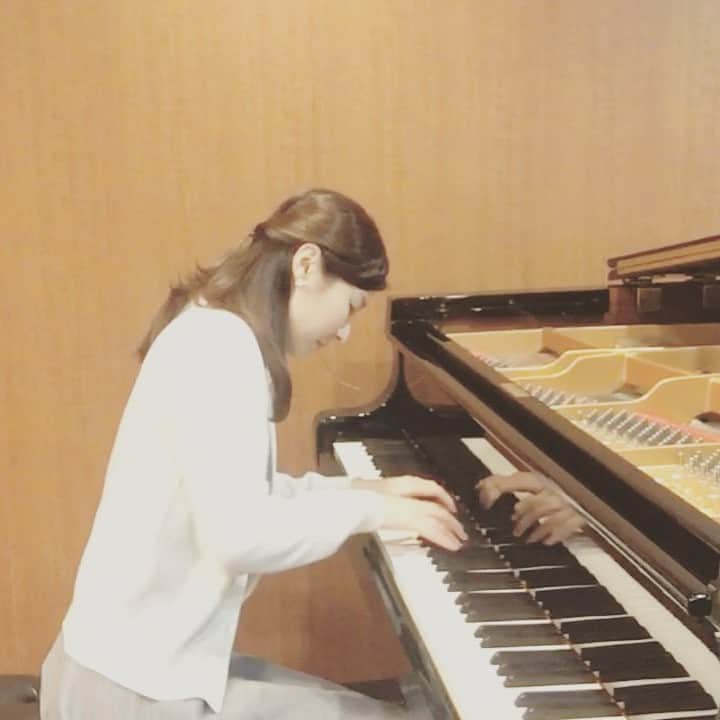 森本麻衣のインスタグラム：「My favorite part of CHOPIN Ballade no1😍So beautiful and sweet✨Chopin...genius...😭 . ショパン バラード1番の好きな部分😌 この世に美しいメロディを残したショパン様に感謝だよね🎹👏 . . . #chopin#ballade#no1#piano#maimorimoto#pianist#instapiano#lovemusic#lovepiano#classic#concert#private#tokyo#japanese#melody#beautiful#森本麻衣#ショパン#バラード#綺麗#メロディ#ピアノ#ピアニスト#演奏」
