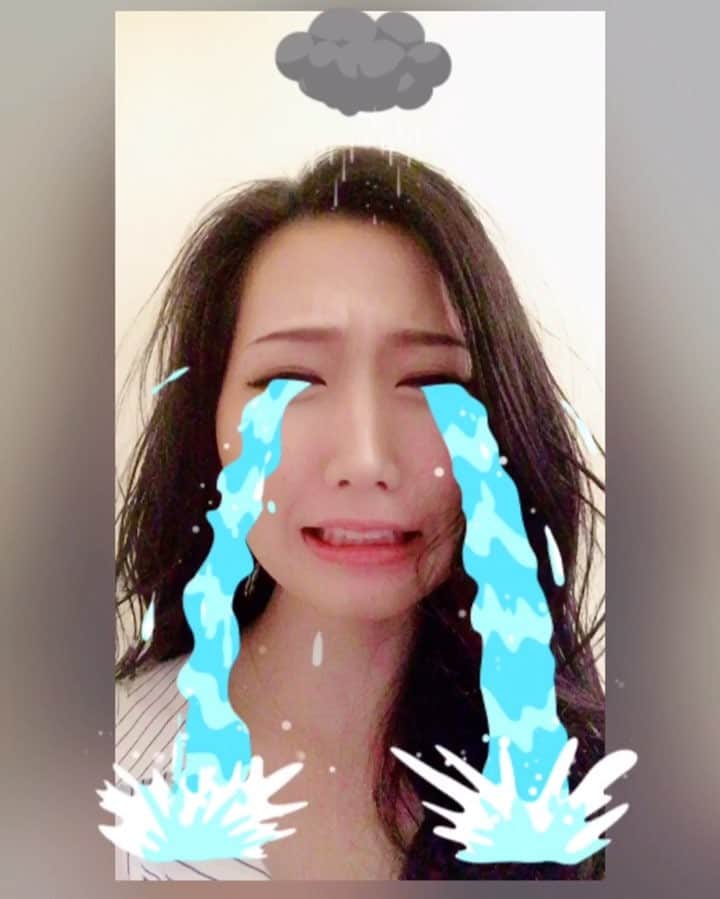 佐山愛のインスタグラム：「これからお花見ディナーなのに 雨降ってる。。。 雷もゴロゴロ。。。 ・ ・ 悲しい😭」