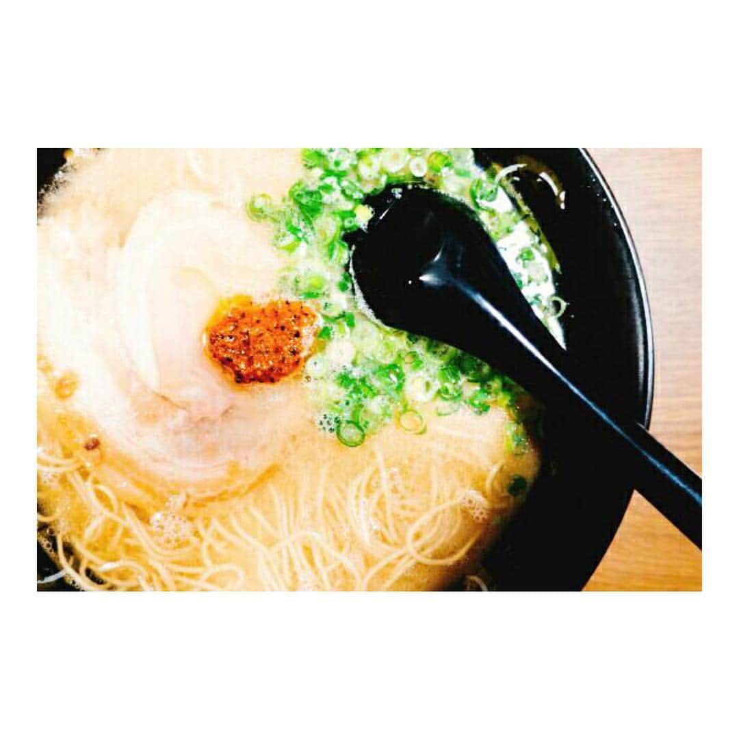 麺処 誇のインスタグラム：「博多とんこつらーめんです。【バリカタ】にも対応しております。ぜひお試しください。  #新宿駅#西新宿#新宿区#歌舞伎町#新宿駅#新宿三丁目#新宿##博多とんこつらーめん#バリカタ#細麺#つけ麺#ラーメン#醤油ラーメン#味噌ラーメン#ラーメンインスタグラマー#グルメ#ラー活#チャーシュー#スープ#魚介#ネギ#コッテリ#脂#博多#屋台#麺処誇」