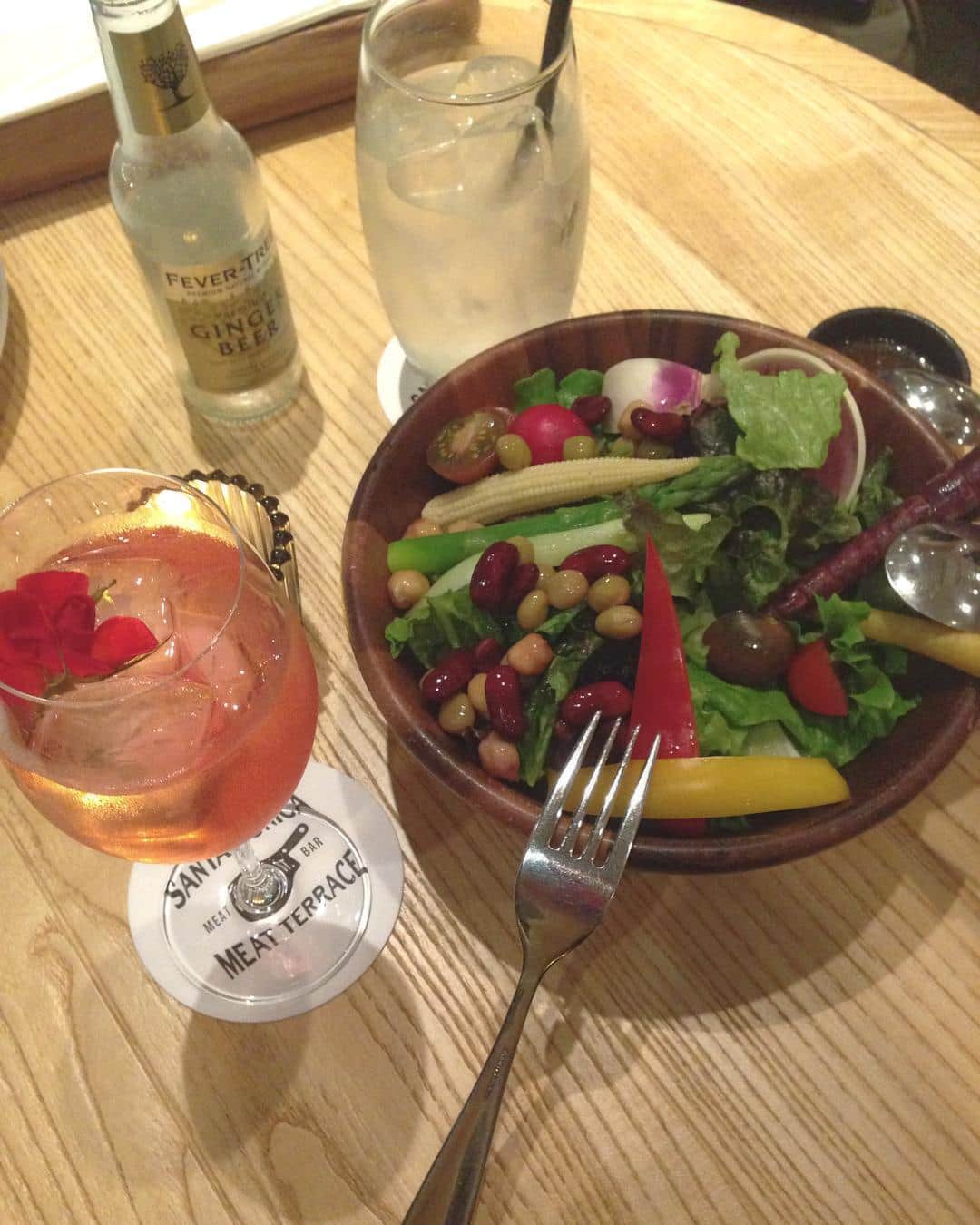 鳥居千春のインスタグラム：「一度行ってから大好きなお店😊  このサラダ大好き😋 バラのレモネードも🌹🍋 #横浜#yokohama#みなとみらい#cafe#food#カラフル#foodstagram#instagram #instafood」