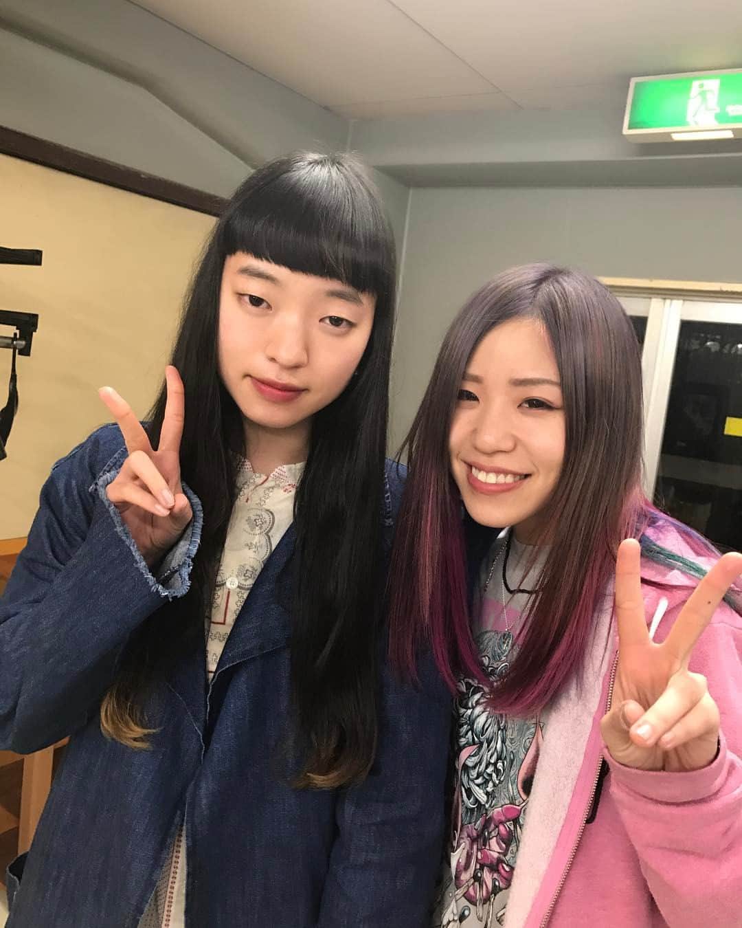 あやぺたのインスタグラム：「さっき公開した『No One Knows』のMVに出演してくれた関根なつみちゃん(@_n_a_t_s_u_m_i_ )❤️ x-girlのファッションショーでオーラありすぎて一目惚れして、オファーしたら出演してくれた😭 ほっんとうにありがとう！ 最高です！！！」