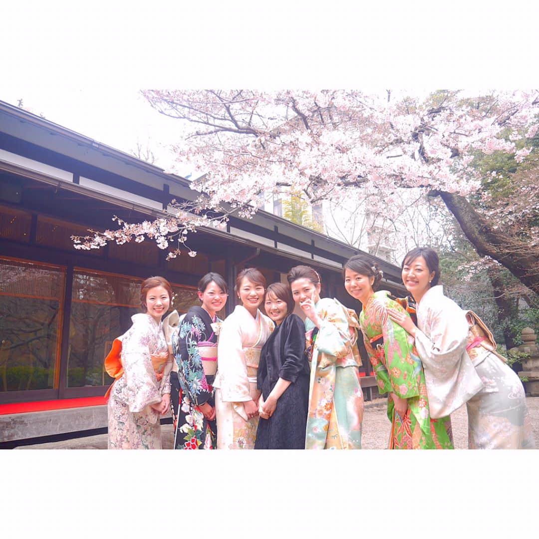 高橋有紀子さんのインスタグラム写真 - (高橋有紀子Instagram)「・ 娘は一日パパとお留守番してくれたので 久しぶりに着物が着られました💕 ・ 桜も咲いていて、 まさに日本人の美しい結婚式だったな🌸🇯🇵 ・ それなのに私ってば、 もっとお淑やかな笑い方ができないものかしら🤔💦 ・ ・ #happywedding #bff #kimono #japanesestyle #cherryblossom  #結婚おめでとう #親友 #桜 #春 #着物 #初めての訪問着 #八芳園 #大口開けて笑う #ダメだこりゃ」4月3日 23時09分 - yukko816