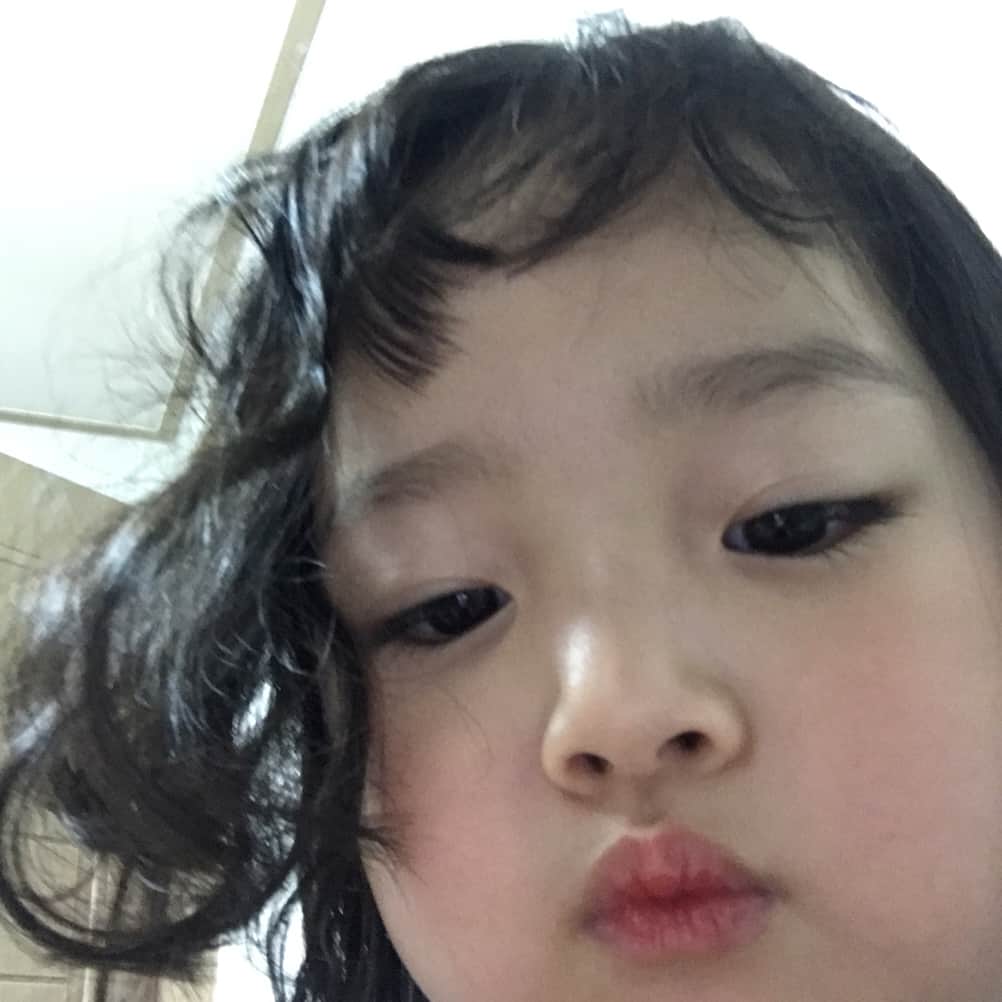 クォン・ユリさんのインスタグラム写真 - (クォン・ユリInstagram)「아하하 아하하ㅏㅎ하 아하하하하🐰💕💕💕 중독 될 거 같다ㅋㅋㅋㅋㅋ 감기는 이주 넘게 안 떨어지고 할 일은 바쁘구 구래욤😭 자주 업로드 못해서 죄송합니다🙏🏻 좋은 밤 보내세용 굿밤 율밤❤️❤️ #권율이 #율이tv #율둥이」4月3日 23時14分 - 1004yul_i