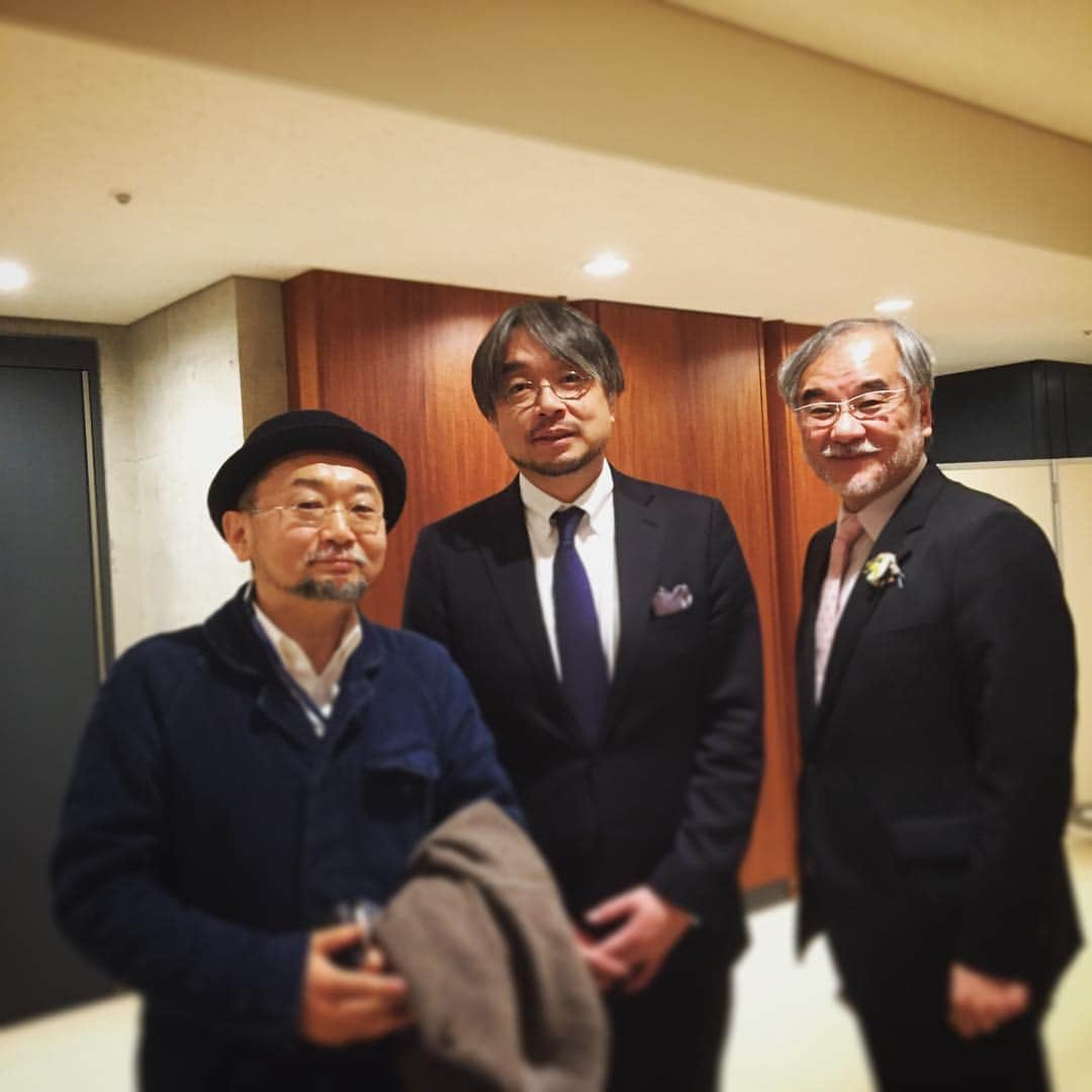 谷崎テトラのインスタグラム：「京都造形芸術大学 教職員総会に出席。教授としての辞令を受けました。いよいよ来週から授業開始です。 本日、副学長に就任した小山薫堂さん、そして創造学習センター長で副学長の本間正人先生と総会後にパチリ。  教員総会では京都造形芸術大学の2021年までの五ヵ年計画が発表されました。今後５年で社会も環境も変化します。アートやデザイン、クリエイティブの役割も変わります。  2017-2021は「芸術教育の社会実装」をテーマに「藝術立国」の理念に基づく、社会の変革に役立てる新しい人材をつくるという方針が発表されました。  それは表現の力で社会課題の解決や世界平和への貢献をしていくということで、僕自身も創造学習センターの授業やプロジェクトを通じて、具体的アクションを進めていくことになります。」