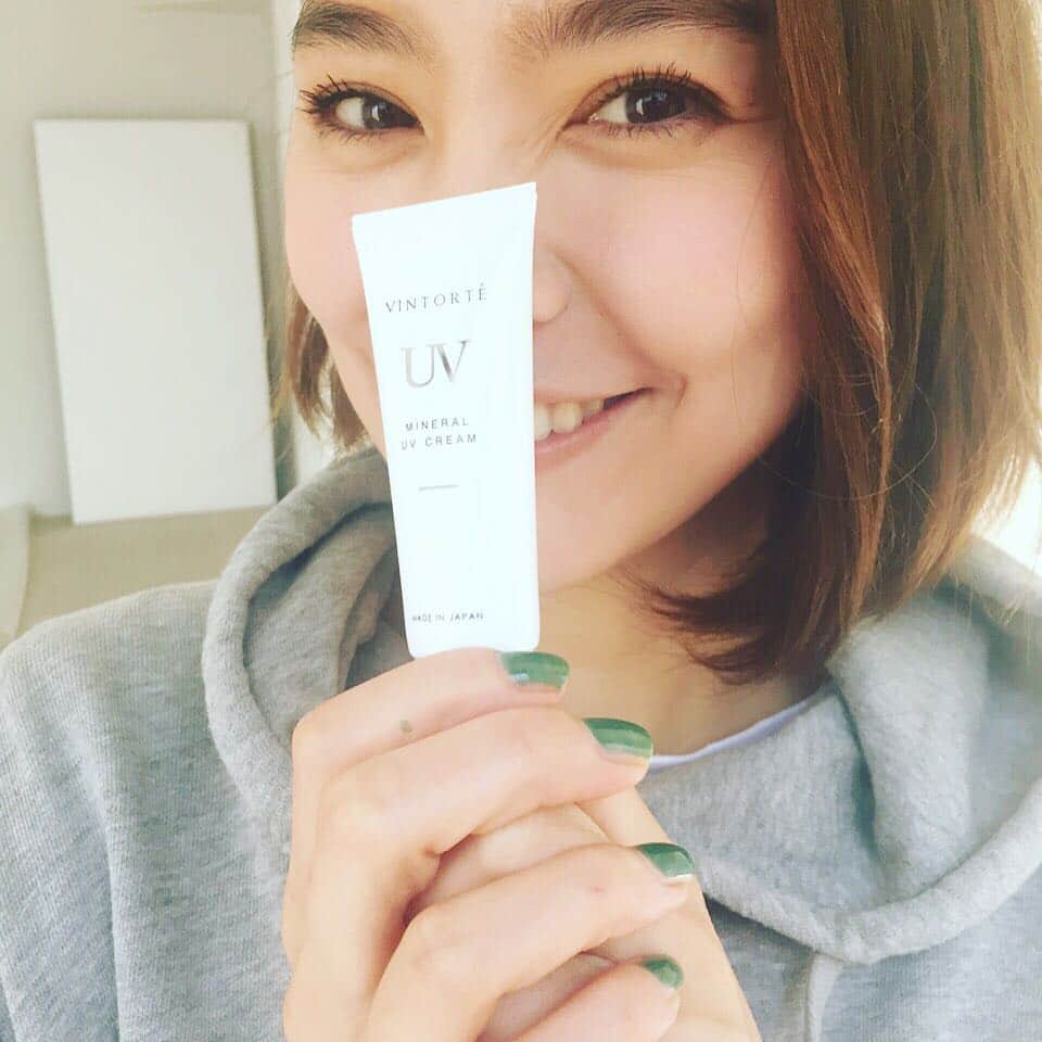 浅見れいなさんのインスタグラム写真 - (浅見れいなInstagram)「おはよう✨✨ アンバサダーを務めているヴァントルテからSPF50+PA++++の日焼け止めクリームが出ました✨ なんと石鹸で落ちるのです🙌🏻 敏感肌にも使えるのに紫外線もしっかりカット🌻ノンケミカルだけど白浮きしないです👍🏻 紫外線もう強いよー😱 #vintorte #ヴァントルテ　 #ミネラルUVクリーム #石けんで落ちる @vintorte」4月4日 9時24分 - reina_asami