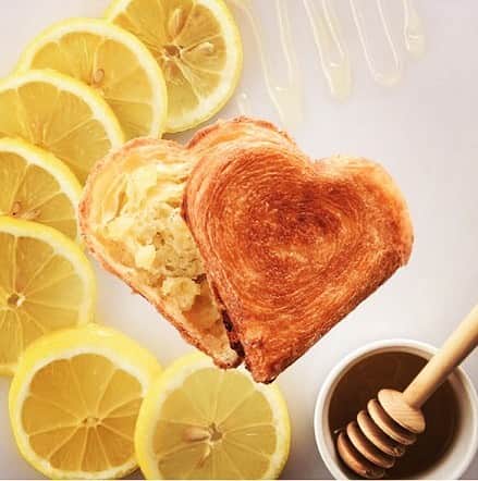 DANISH HEARTさんのインスタグラム写真 - (DANISH HEARTInstagram)「今月のおすすめ、デニッシュハート（はちみつレモン）。はちみつ入りのマジパンと、レモンの果皮を入れて焼き上げています。はちみつの甘さと、レモンの酸味がアクセント。  #デニッシュハート #デニッシュペストリー #ハート #デニッシュ #アンデルセン  #サクサク #おいしい #かわいい #おやつ #レモン #はちみつ #はちみつレモン  #ANDERSEN #DANISH HEART #Heart #happy #cute #pretty #love #Danish #instagood #sweets #lemon #honey」4月4日 11時33分 - danishheart_official