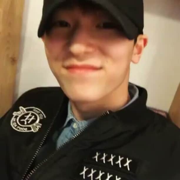 L.JOE のインスタグラム：「[Joe IG update] こんにちは、ビョンホンです。来月5月５日に日本で行われる予定だったファンミーティングがスケジュールの為８月に延期することになりました。お待ちいただいてたファンのみなさまに大変申し訳ありません。さらに成長した姿で皆様にお会いできるよう頑張りますので期待してください。みなさま８月に必ずお会いしましょう。😭 @iam931123」