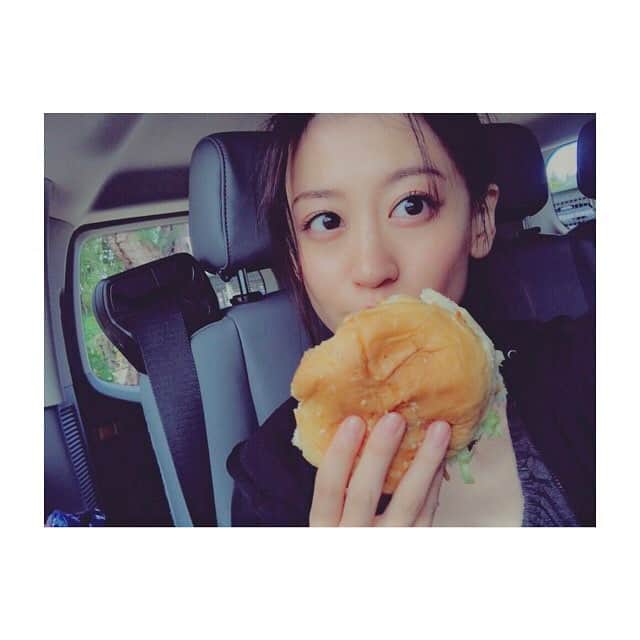 上西恵さんのインスタグラム写真 - (上西恵Instagram)「写真集でグアムに行った時の！ ハンバーガー大きいし美味しいし最高😆😆 #グアム #写真集 #21K #ハンバーガー #guam #hamburger」4月4日 23時27分 - jonishi_kei