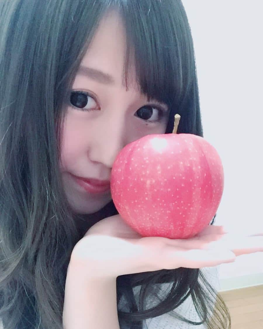 里美まゆのインスタグラム：「🍎 里美まゆ、インスタ始めました。 更新がんばろーっと😘 #インスタ #insta #始めました #りんご #フォローミー #里美まゆ」