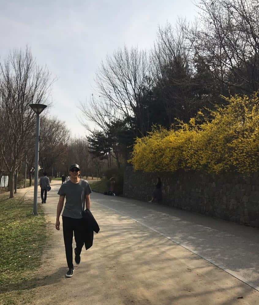 キム・レウォンのインスタグラム：「산책....^^ 맑은하늘.. 여유.. 얼마만인지.. photo by jys.」