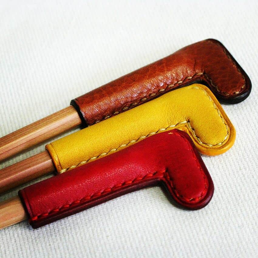 MARUBAYASHIさんのインスタグラム写真 - (MARUBAYASHIInstagram)「* サメ型ペンケース ｜Shark type pen case  #革 #サメ #ペンケース #文房具 #鉛筆キャップ #えんぴつ #ペン #皮革製品 #レザークラフト #leather #shark #pencase #stationery #pencilcap #pencil #pen #leatherworks #leathercraft」4月5日 9時43分 - takahiro_marubayashi
