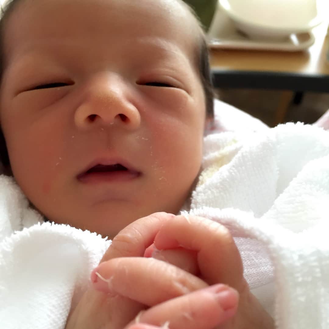 若林史江さんのインスタグラム写真 - (若林史江Instagram)「新生児のいろいろ表情🎵 この世に出て来てまだたった10日なのにとーっても大きくなりました❗️ 忙しさ、眠さにかまけて無いで、新生児の可愛さ満喫❤️ちゃんと記憶に残しておかなきゃ❤️ なぁー💦」4月5日 17時59分 - fumietodoru