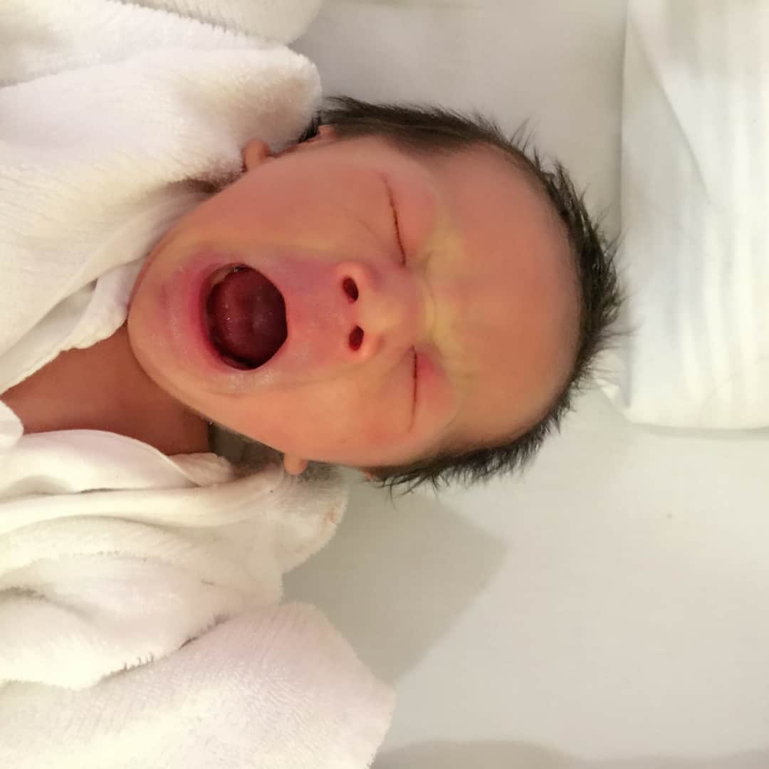 若林史江のインスタグラム：「新生児のいろいろ表情🎵 この世に出て来てまだたった10日なのにとーっても大きくなりました❗️ 忙しさ、眠さにかまけて無いで、新生児の可愛さ満喫❤️ちゃんと記憶に残しておかなきゃ❤️ なぁー💦」
