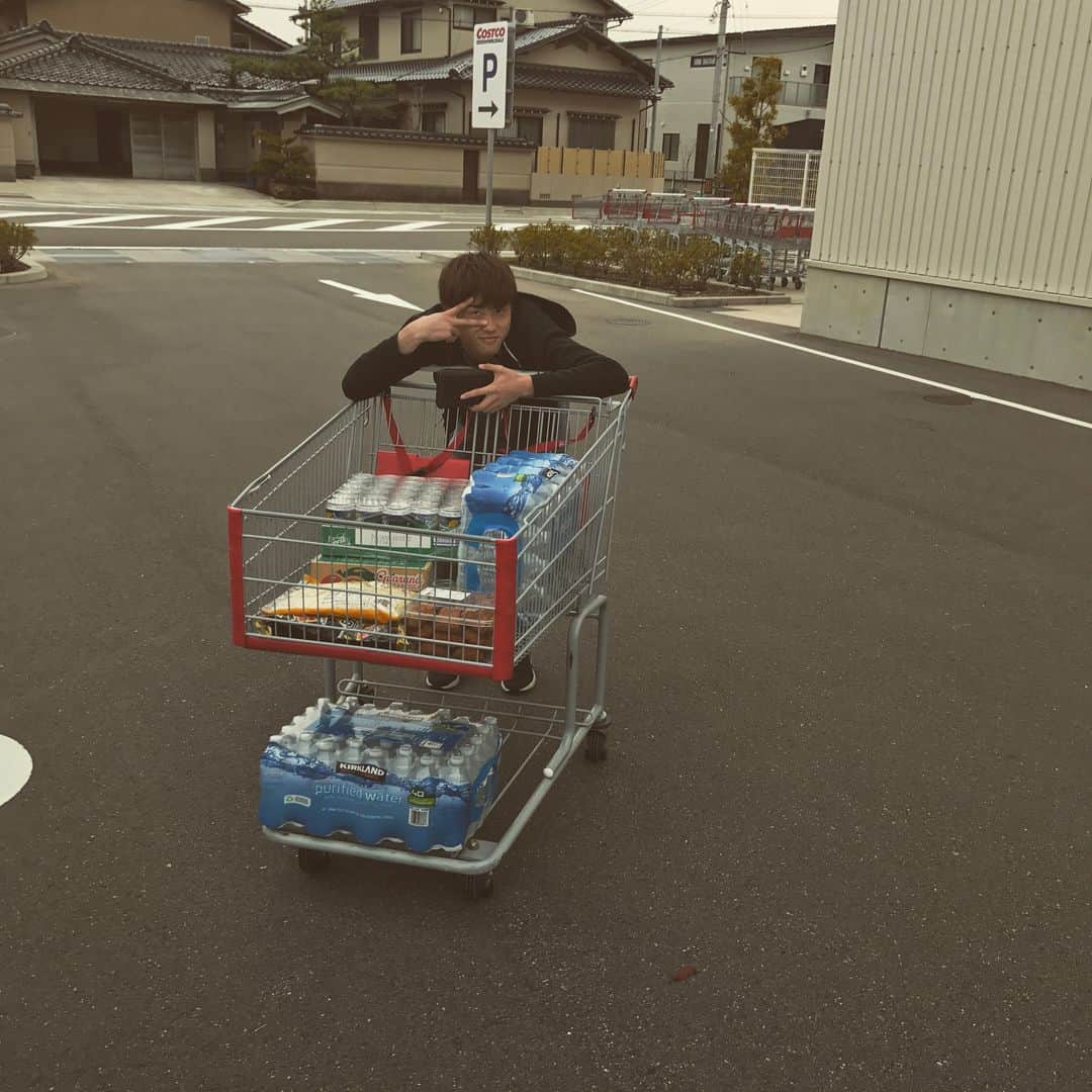 垣田裕暉のインスタグラム：「きわらと買い物に来たよ〜！ #コストコ#すべてがでかい#幾笑#」
